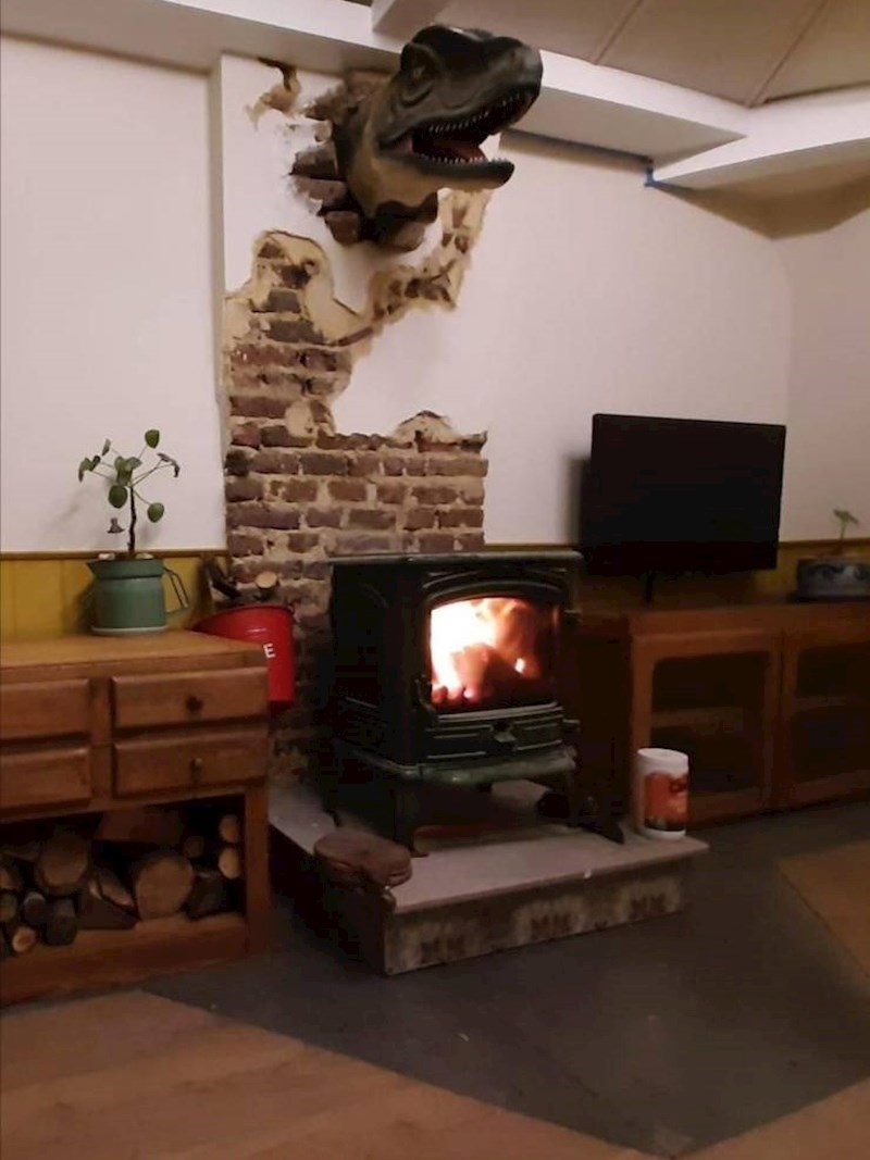 Umjesto jelenske glave, na zid su objesili glavu T-Rexa...