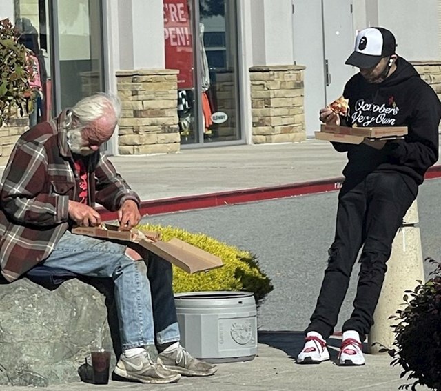 1. Kupio je pizzu za beskućnika i odlučili su ručati zajedno na ulici