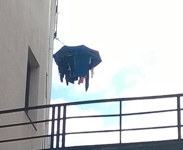 8. U Galiciji ne odustaju od sušenja rublja na zraku, iako pada kiša i nemaju balkon. Uvijek se nađe rješenje!
