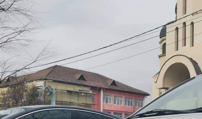 Tip iz Rumunjske dodao je potpuno sulud detalj na svoj auto i nasmijao tisuće ljudi na Fejsu
