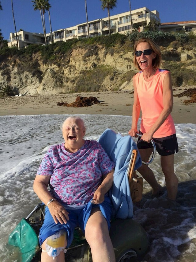 15. "Moja baka htjela je otići na plažu prije nego što preseli u dom. Pogledajte samo kako je sretna!"