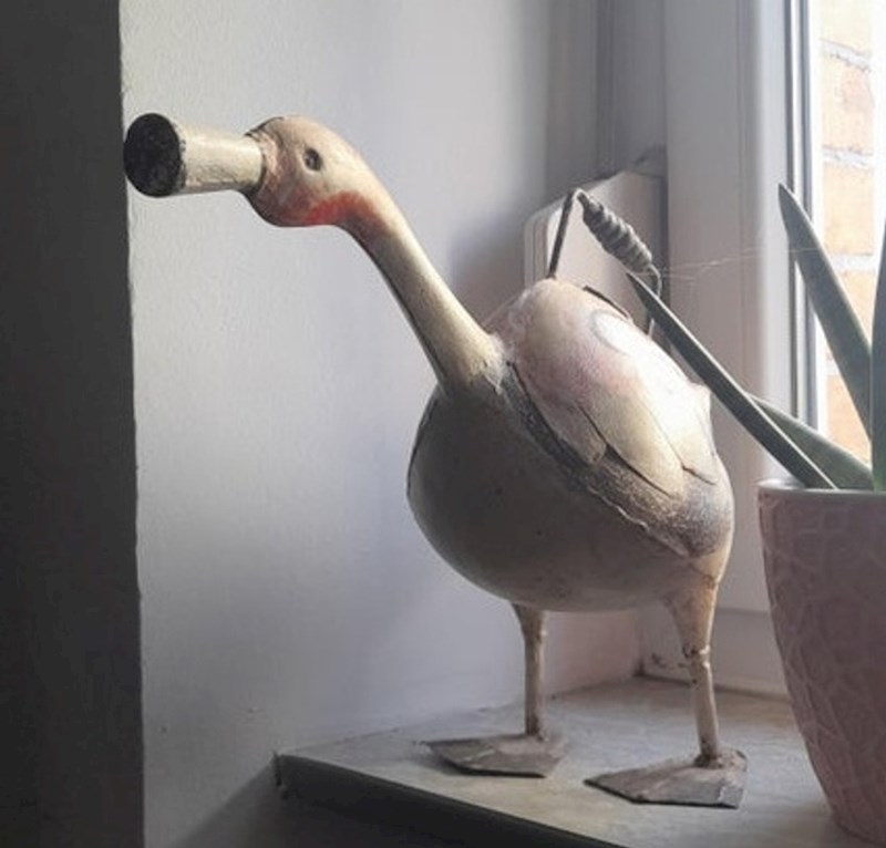 7. "Moj muž donio je ovaj suludi ukras u naš stan i ne da mi da ga se riješim"