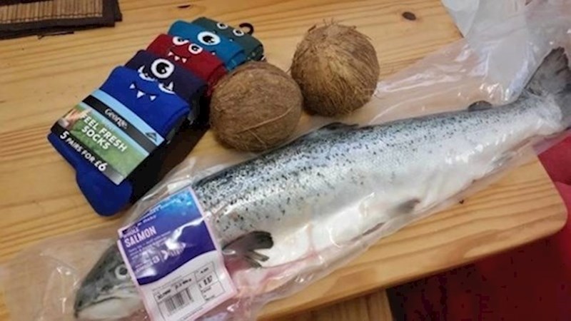 2. Žena ga je poslala u dućan prije neradnih dana. Vratio se s ovim.