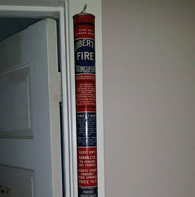 3. "Naša kuća nekoć je bila bolnica. Ostavili smo ovaj stari protupožarni aparat za ukras."