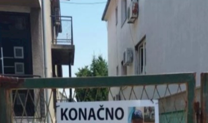 Netko je u jednom selu u Srbiji pronašao nesvakidašnju tablu na ogradi, urnebesna je