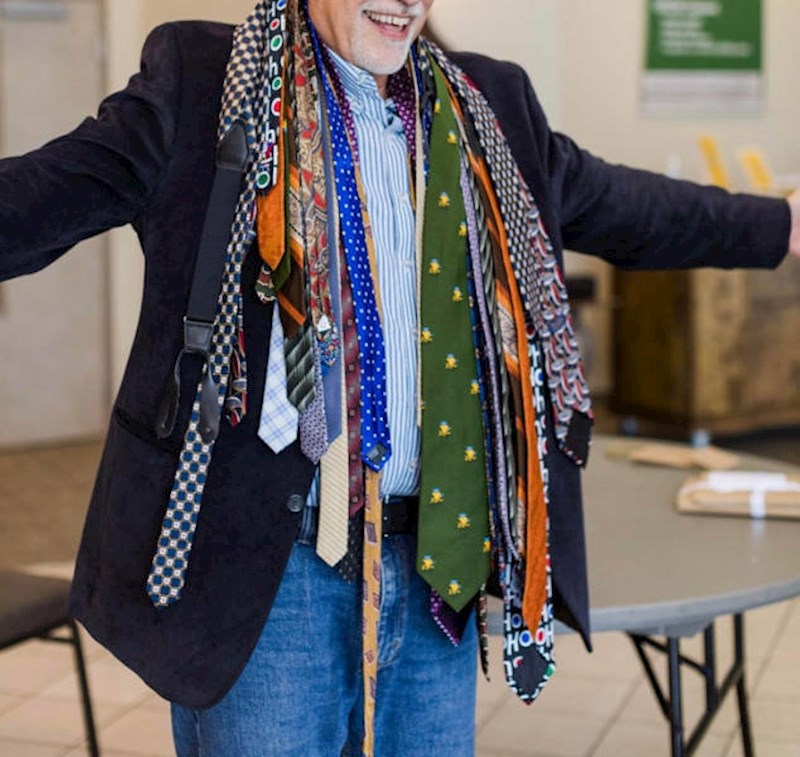 15. 24 godine je radio za istu tvrtku i kao poklon za umirovljenje od kolega dobio 24 kravate.