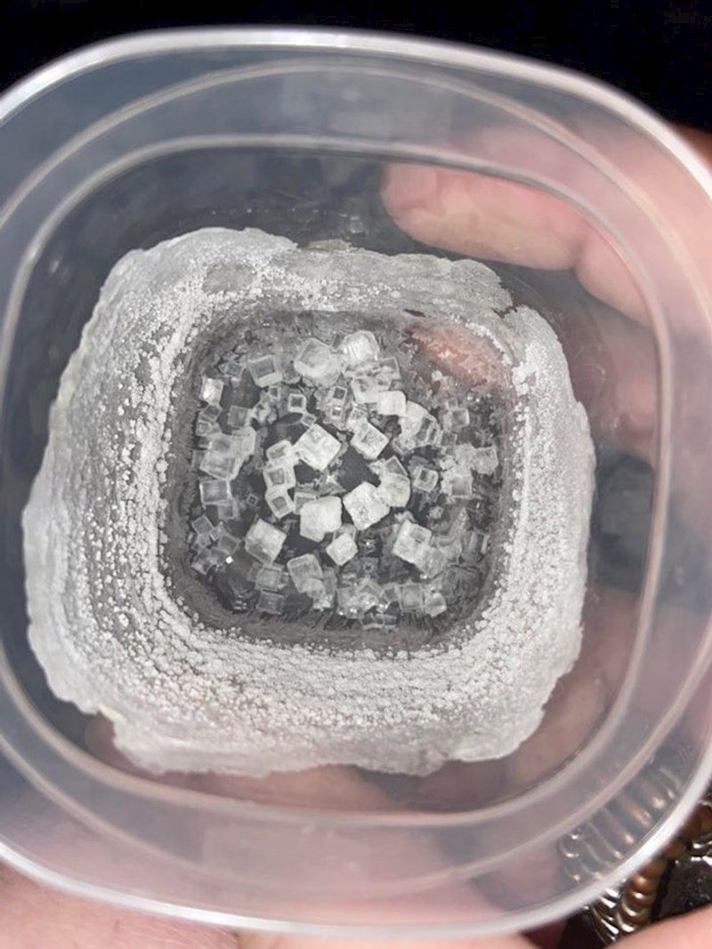 7. Zaboravio je na čašu slane vode koju je stavio na policu