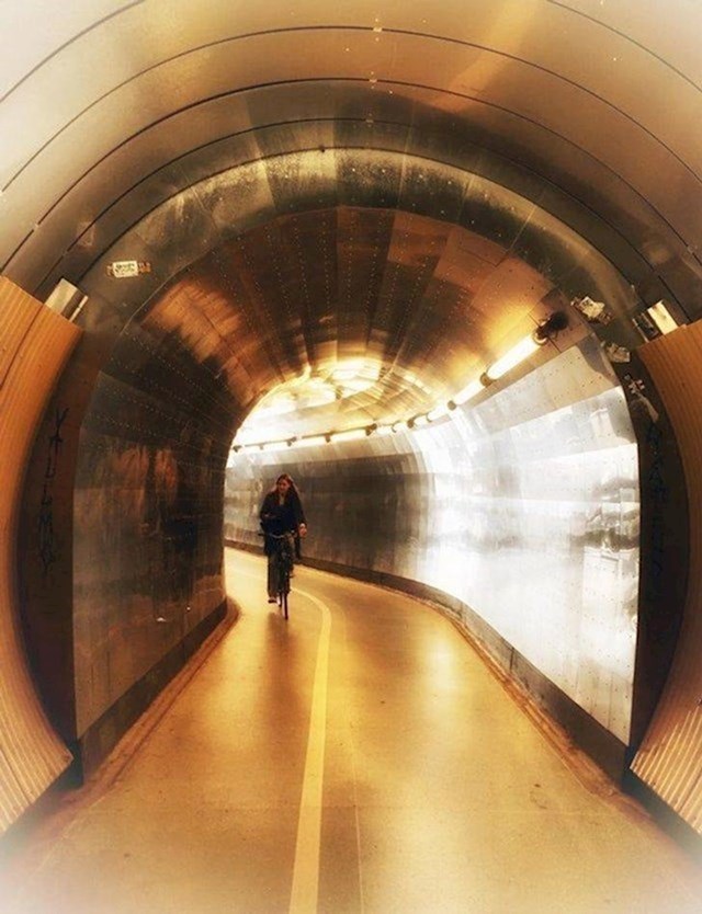 18. Tunel Brunkeberg je 758 metara dugačak prečac za bicikliste i pješake u centru Stokholma.
