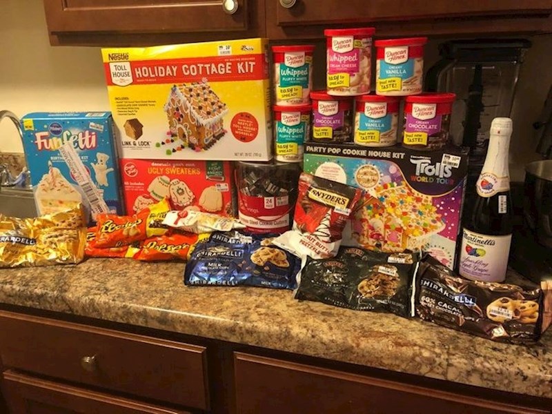 7. Rekla sam dečku da sam otvorena za opciju da radimo kolačiće od đumbira zajedno. Otišao je u dućan i vratio se s ovim....