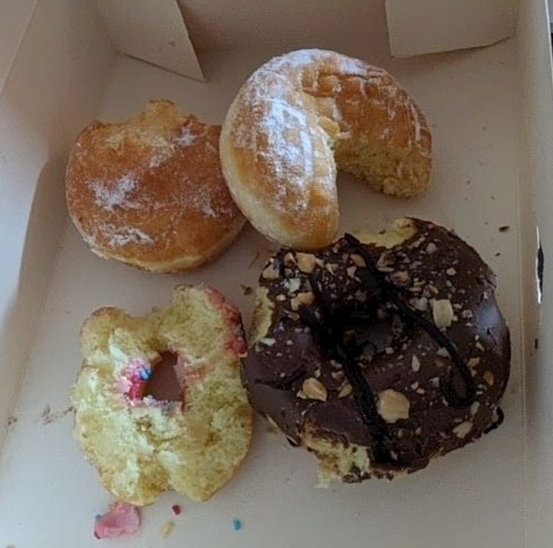 13. Odlučila je kušati pomalo od svake krafne (trebale su biti za cijelu obitelj)