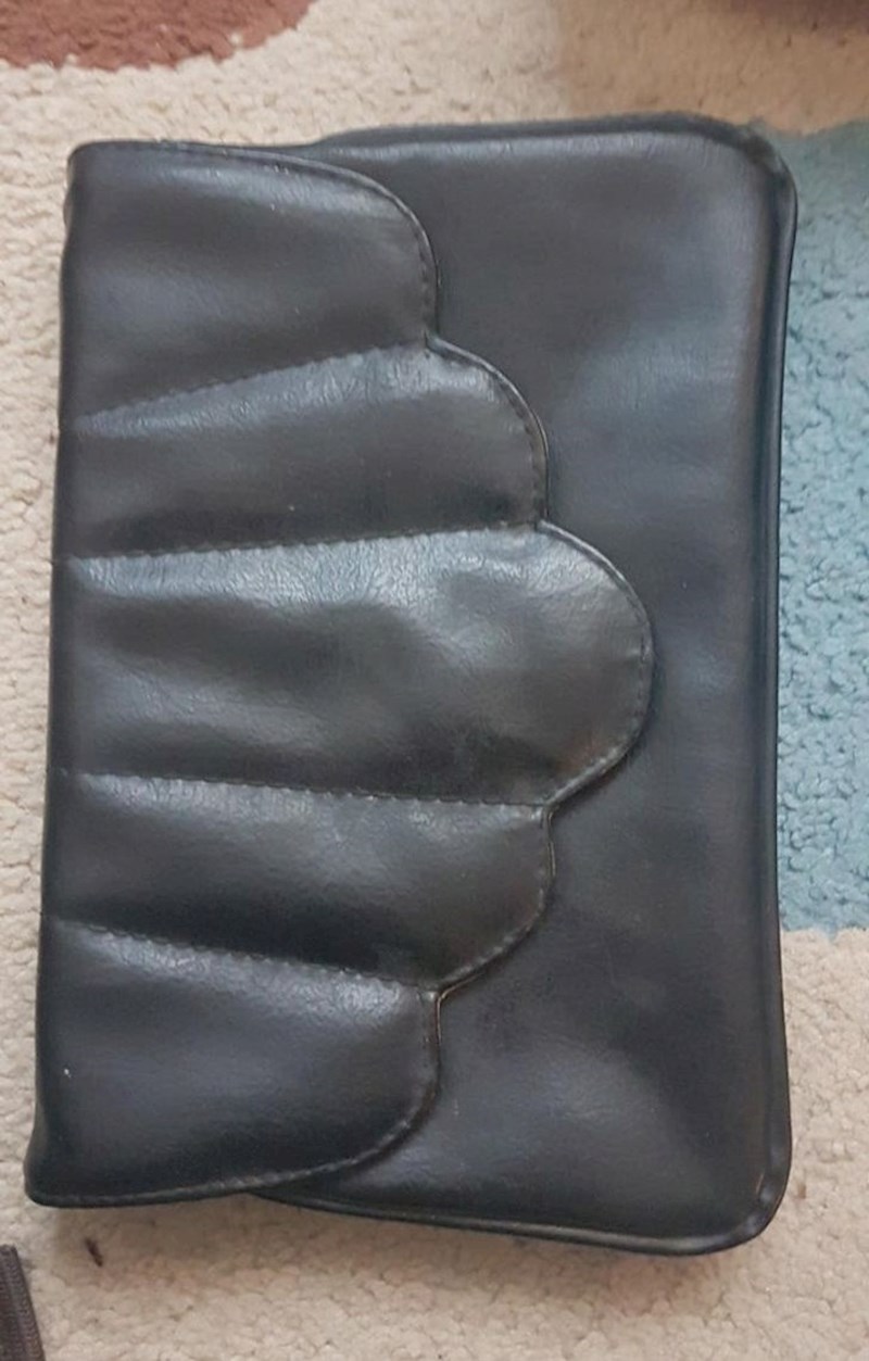 6. Pronašla je bakinu torbu sa fotke u savršenom stanju!