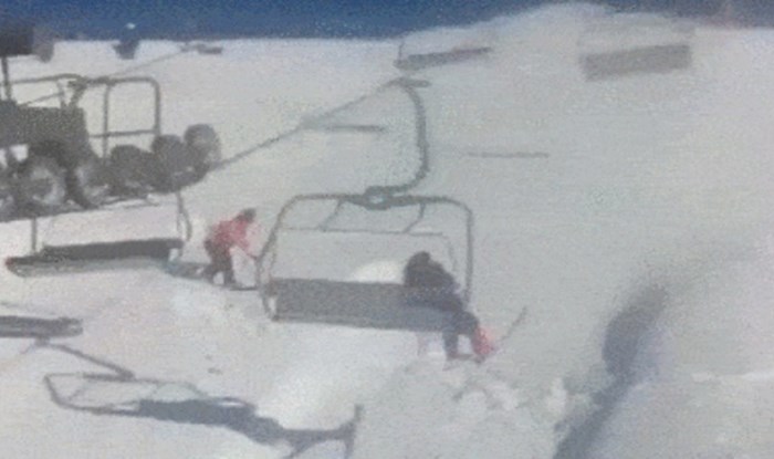 Nekulturni snowboarder skočio je na žičaru, ono što se sljedeće dogodilo boli gledati