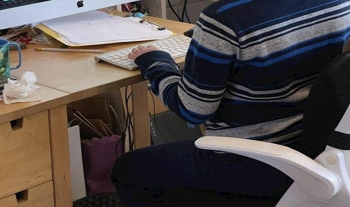 Tata je sina koji nastavu prati online zatekao u prečudnoj situaciji