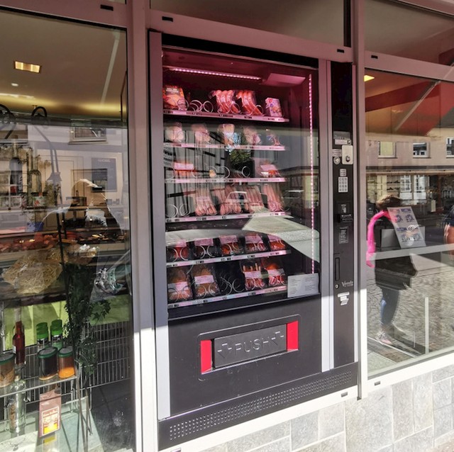 13. Mesnica koja ispred ima automat - u slučaju da želite nešto kupiti kad je zatvorena