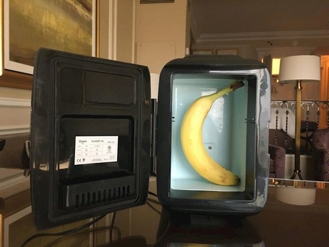 Mini bar u hotelu doslovno je mini. (Banana je ovdje za usporedbu.)