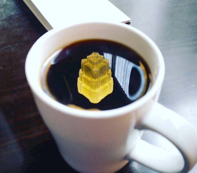 18. Reflekcija lampe u kavi izgleda kao raskošna palača