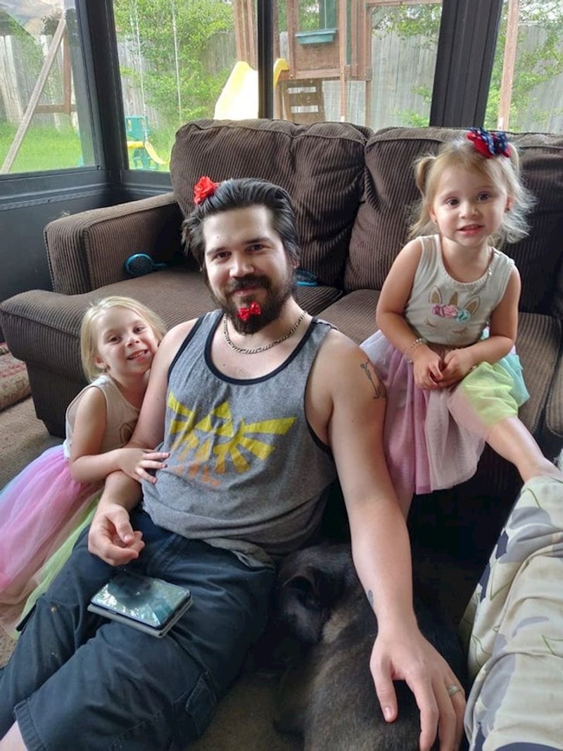 Cure su otvorile frizerski salon, a tata je glavni model.