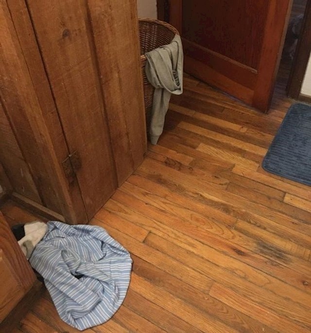 "Moj dečko svaki puta ovako odlaže robu u kupaonici."