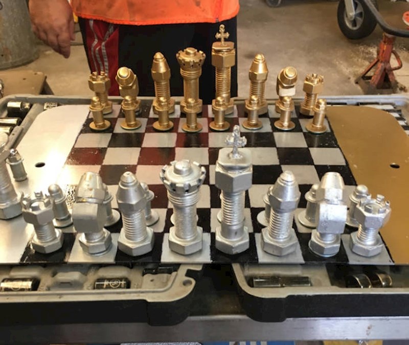 1. Netko je pretvorio stare vijke u šahovske figure