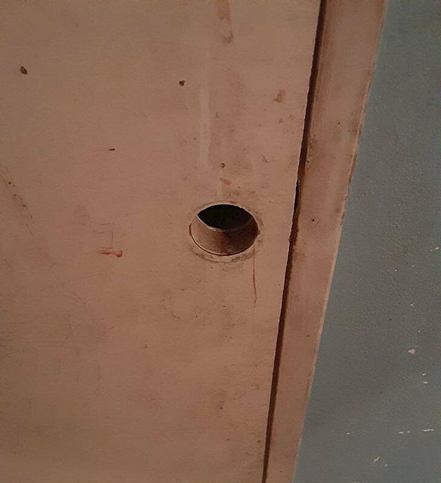 13. "Moj tata tvrdi da mi ne treba kvaka za vrata."