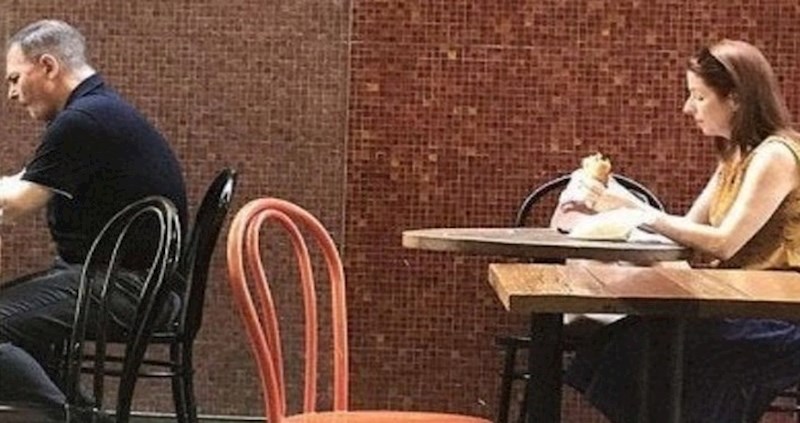 Zanimljiva slučajnost spojila je ovo dvoje stranaca i naizgled posjela za isti stol u restoranu