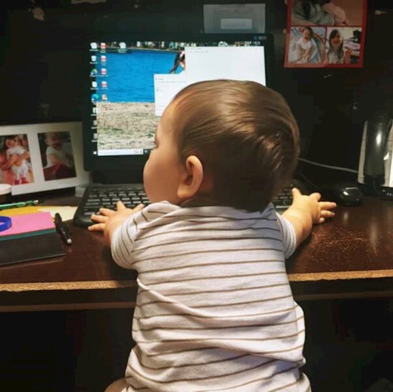 10. Poveo sam sina na posao. U sat vremena je uspio razbacati sve spise, bljucnuti na tipkovnicu, skoro srušiti laptop...