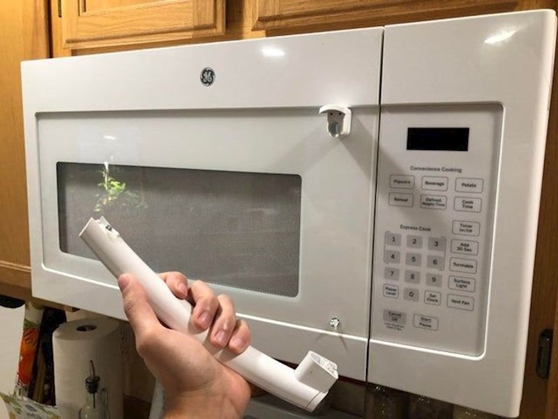 11. Neki dan se pokvarila perilica za suđe. Sad ovo...