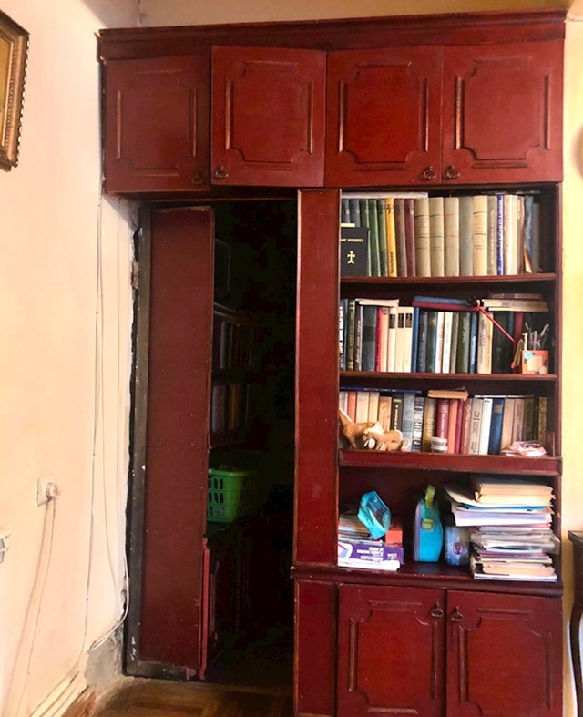 2. Skrivena soba među policama za knjige