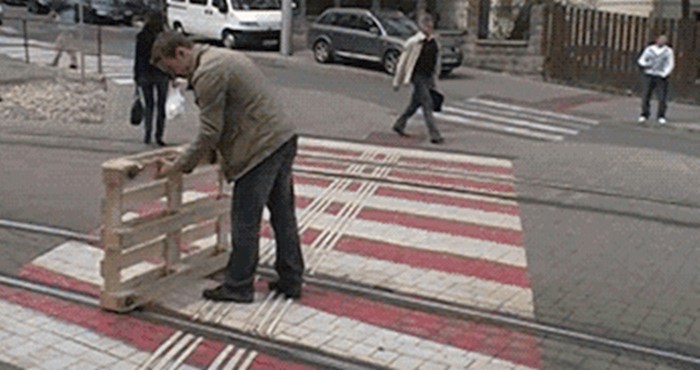 Lik je od dasaka napravio  inovativno vozilo koje ide po tračnicama