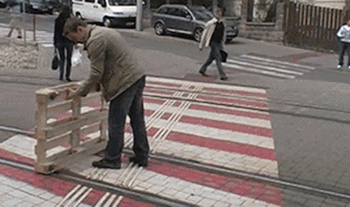 Lik je od dasaka napravio inovativno vozilo koje ide po tračnicama