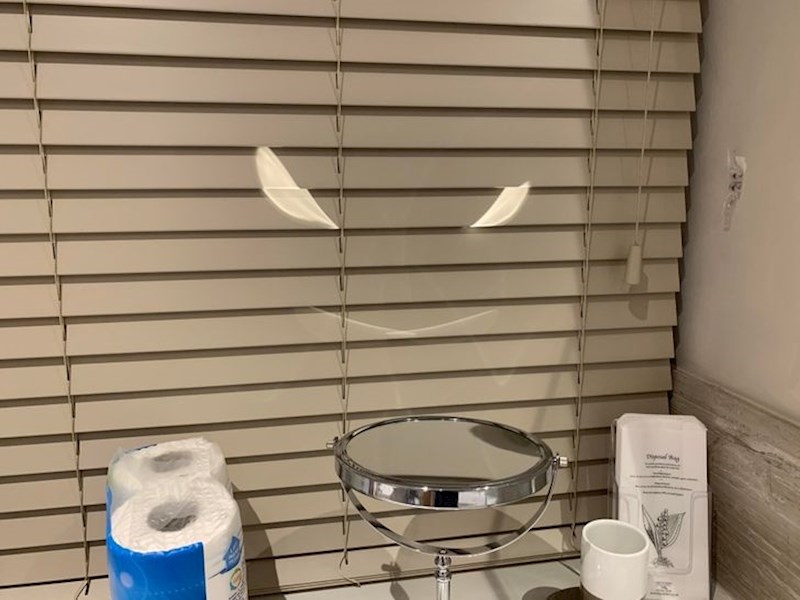 2. Prozor koji izgleda kao zlikovac koji se sprema progovoriti