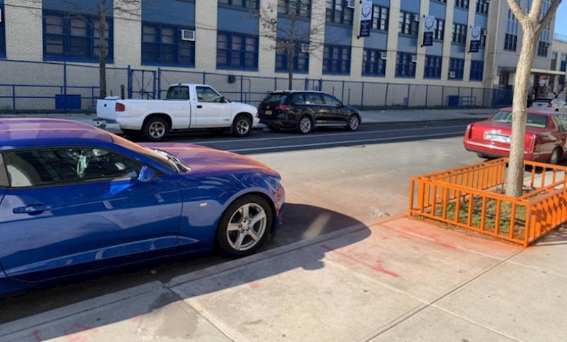 7. "Susjed je ofarbao ogradu oko svoga stabla. Vjetar je otpuhao boju na nečiji auto parkiran pored..."