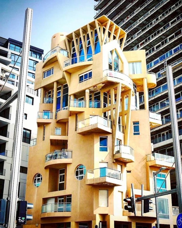 7. Zgrada u Tel Avivu prepuna geometrijskih simbola