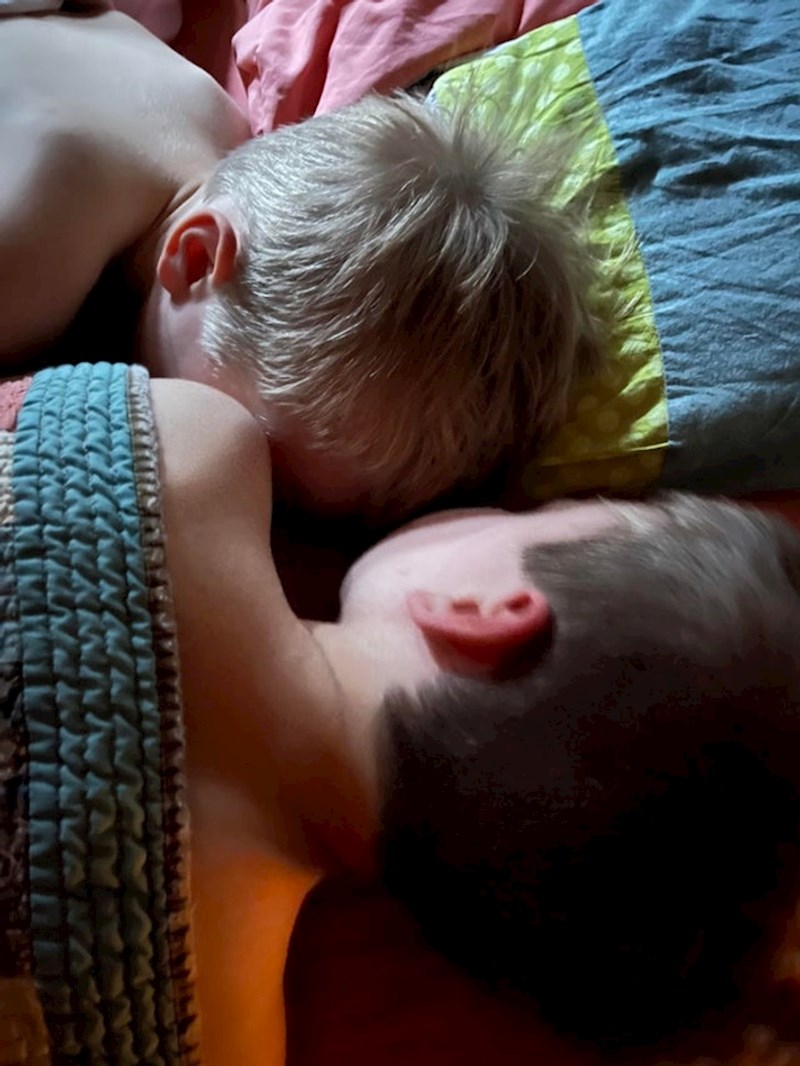 10. "Cijeli dan su se svađali. Na kraju su ovako zaspali. Bratska ljubav!" ❤️