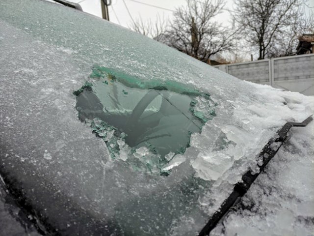 2. "Živim u Rumunjskoj. Jutros nisam mogla otići na posao zbog ovog debelog sloja leda na vjetrobranskom staklu."