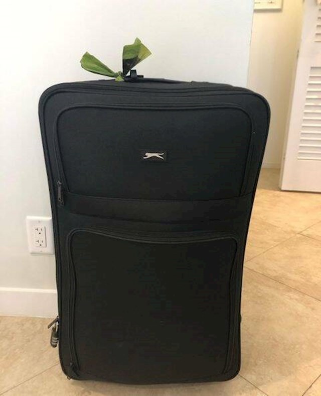 3. "Moj muz smislio je kako da ne zagubi svoj kofer u zračnoj luci - označio ga je vrećicom za pseći izmet!"