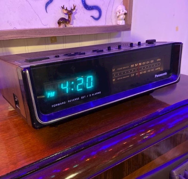 11. Pronašla sam tatinu budilicu i radio iz 1970-ih i prekul je!