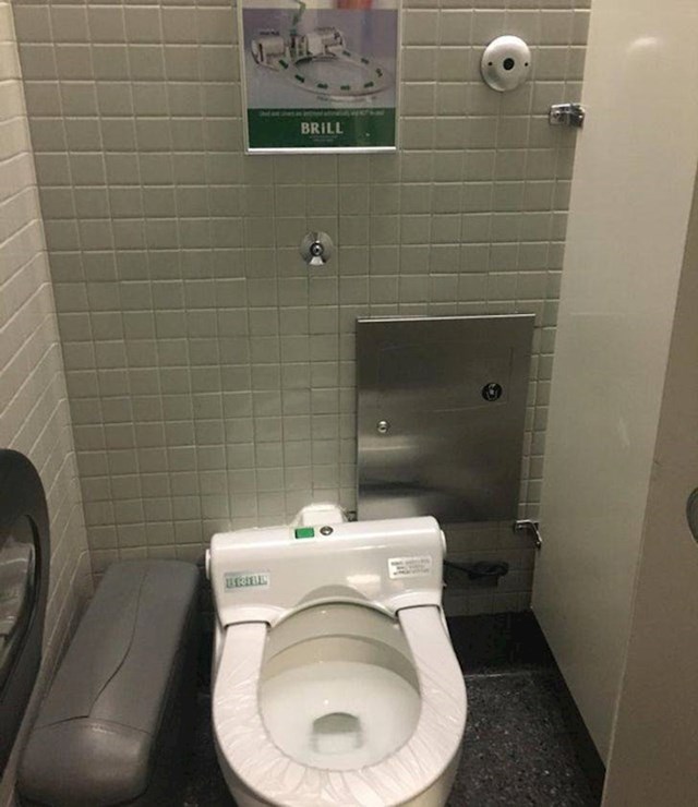 11. Daska za wc u ovoj zračnoj luci ima navlaku koja se promijeni svaki put kad pljesnete rukama
