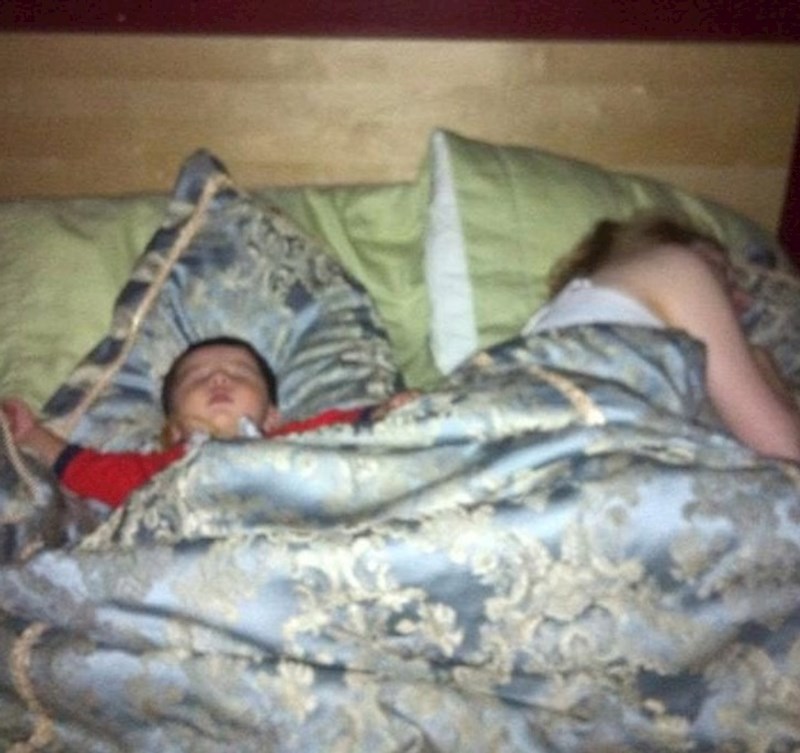 4. "Poslala sam ljutu poruku mužu i pitala ga zašto nije spavao u krevetu sinoć. Odgovorio mi je s ovom fotkom..."