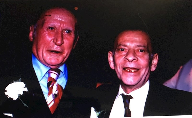 8. "Ovo su moji djedovi. Ovaj desni imao je 58 godina kad je ovo fotkano."