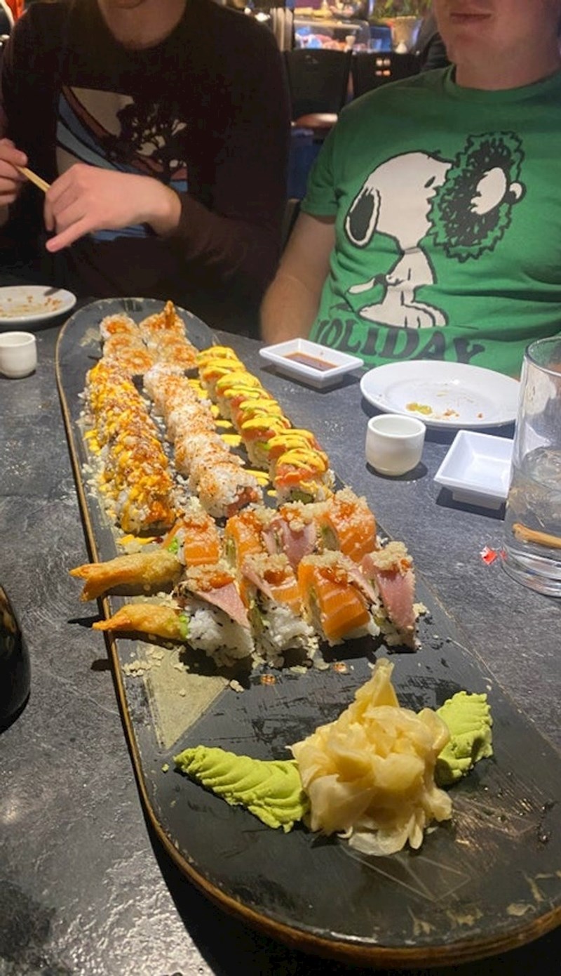 3. Sushi poslužen na skateboard dasci