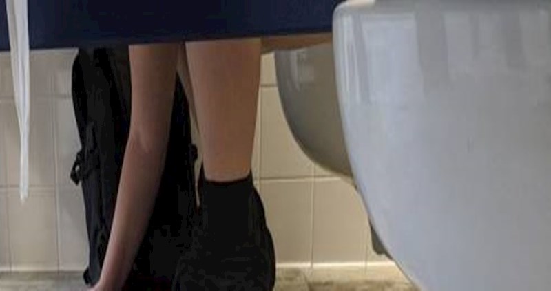 Čak niti dok je sjedio na wc-u, ovaj čovjek nije se mogao odreći nečega