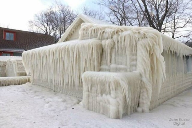 13. Kuća pored jezera se zamrznula usred oluje