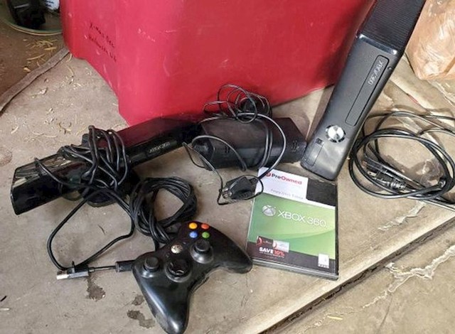 4. Pronašao sam funkcionalni X-box u smeću.