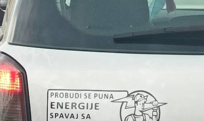 Netko je na automobilu ovog Splićanina primijetio urnebesnu naljepnicu, fotka je hit