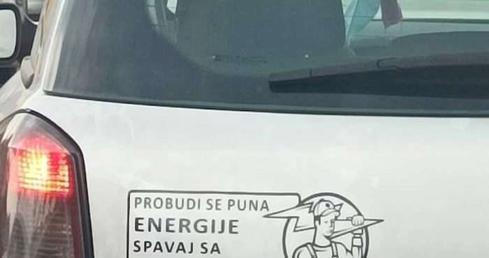 Netko je na automobilu ovog Splićanina primijetio urnebesnu naljepnicu, fotka je hit
