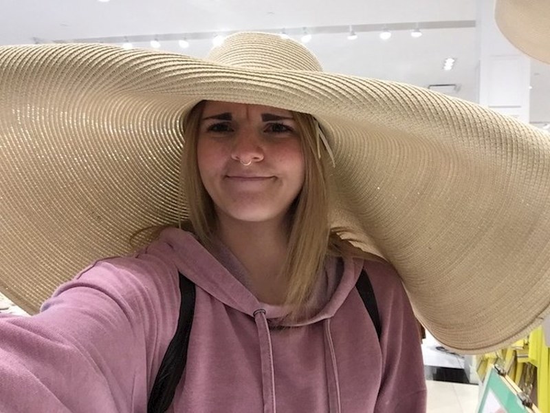 7. Ovakvi golemi šeširi su teški modni debakl.