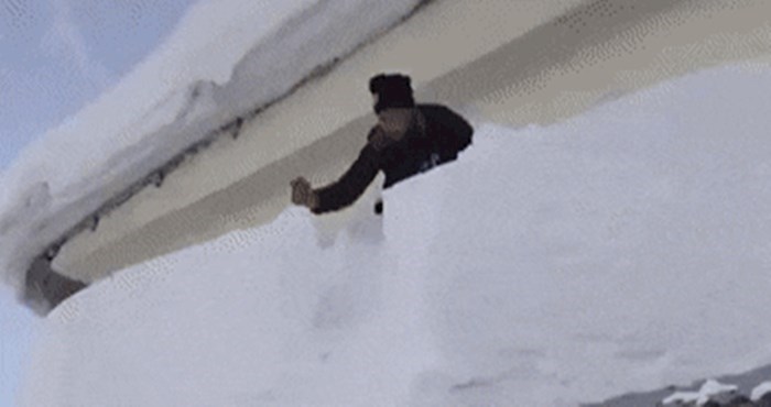 Čovjek je pokušavao očistiti snijeg s krova, no ono što se dogodilo nije predvidio
