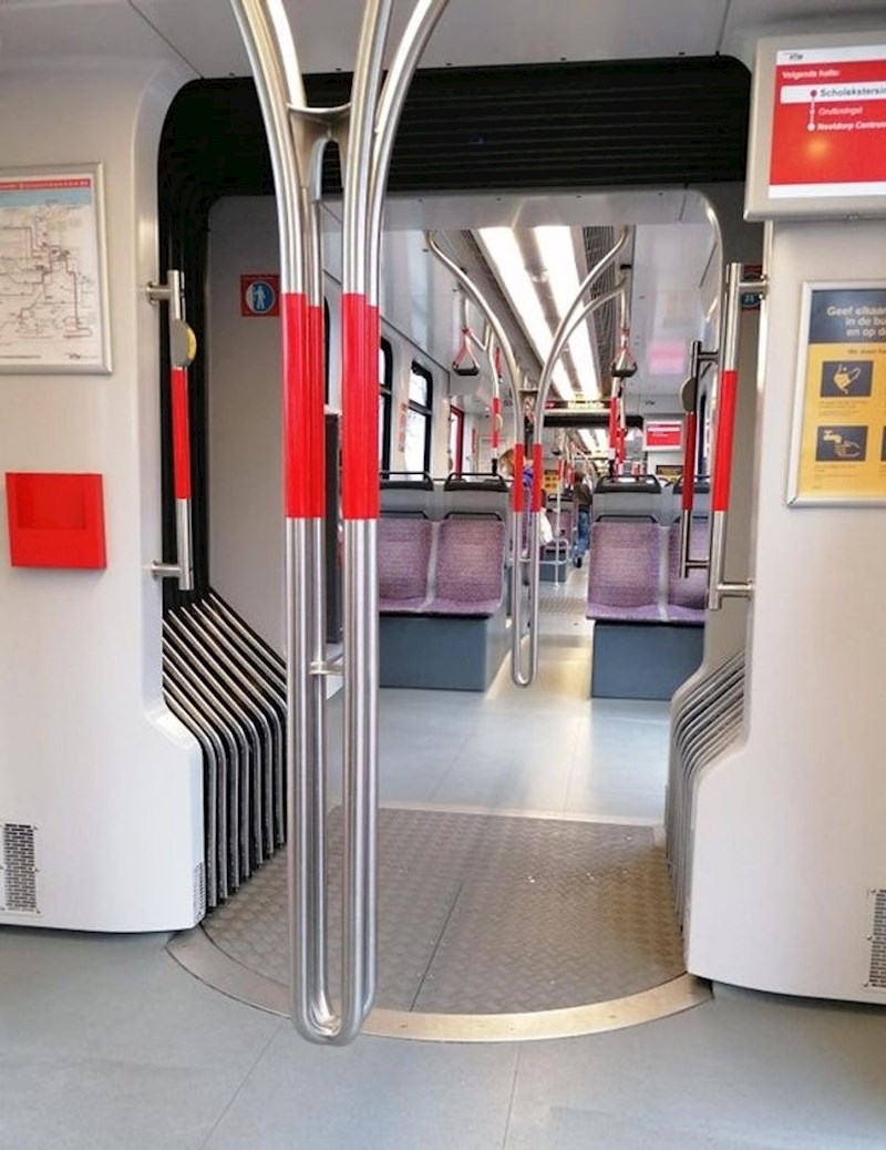 Ručke koje ne idu do poda kako bi se mogao lakše očistiti.