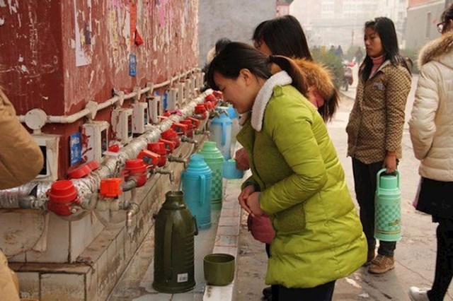 8. Kinezi vjeruju da je puno zdravije piti vruću vodu.